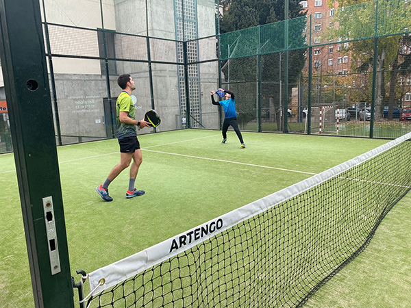 Monitor dando clase de tenis